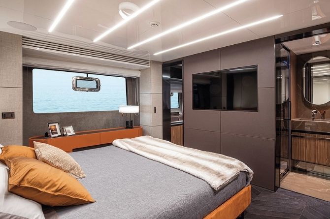  Vue d'une cabine double avec salle de bain à bord du Settantotto 78 ft - aménagement luxe- CNG Agence du Port - Concessionnaire Cranchi Golfe Juan 06