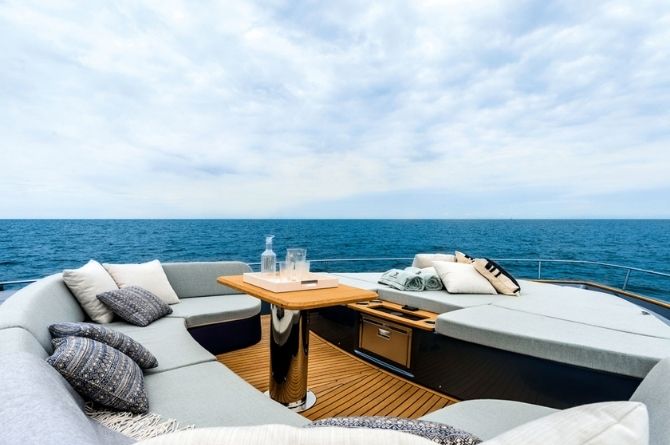 View of the Settantotto 78 deck, comfort seating and sunbathing arrangement - CNG Agence du Port - Concessionaire Cranchi Golfe Juan 06